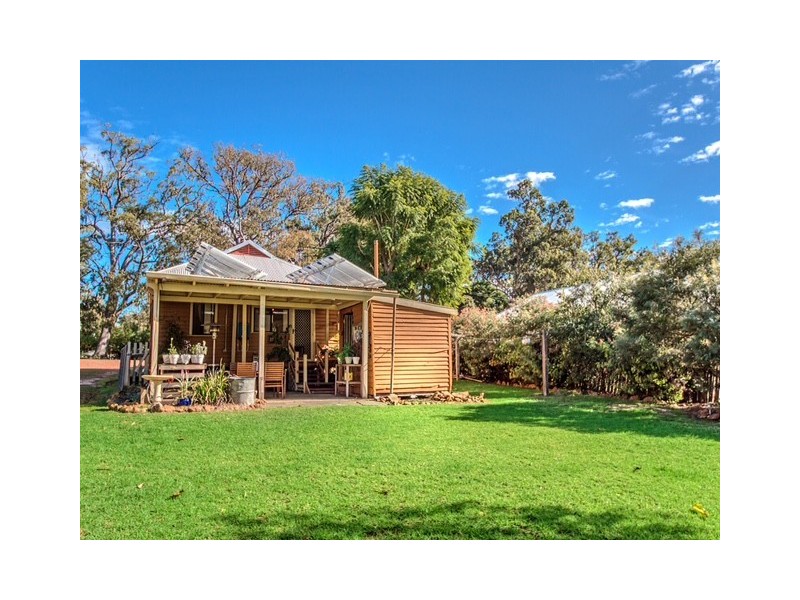 4 Staff Street, Jarrahdale WA 6124