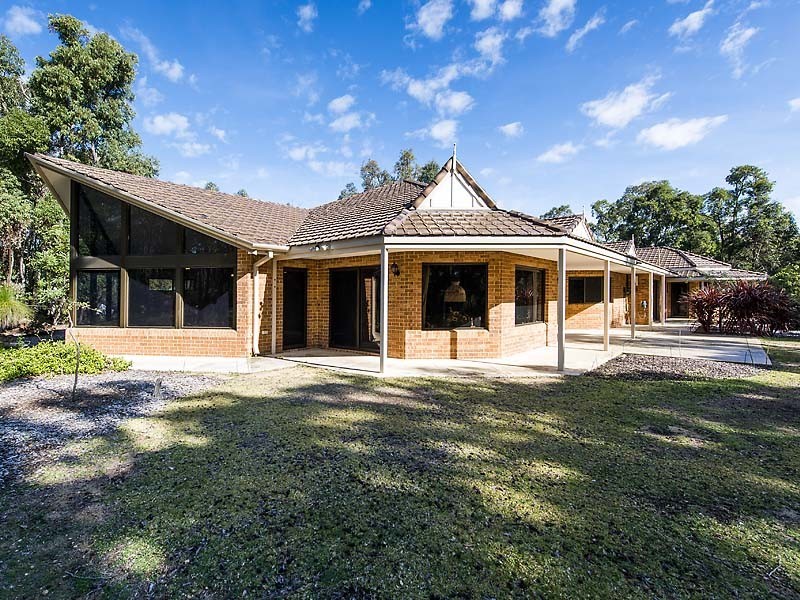 13 Protector Grove, Roleystone WA 6111