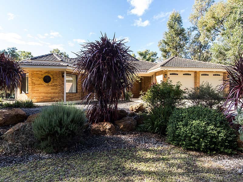 13 Protector Grove, Roleystone WA 6111