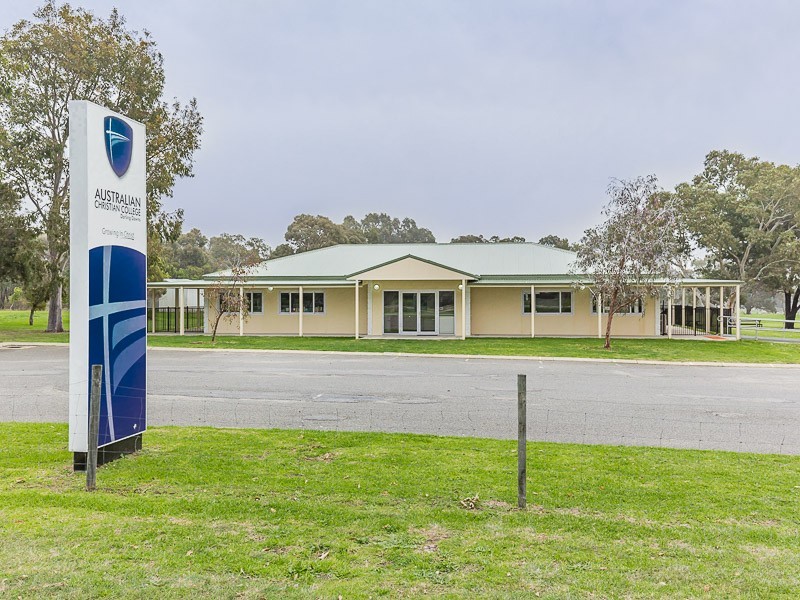 33 Ninth Road, Brookdale WA 6112