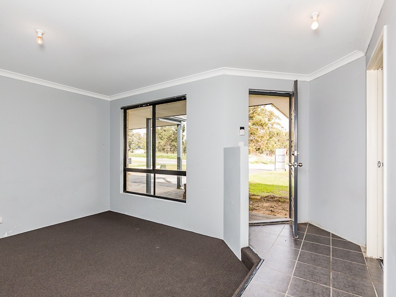 33 Ninth Road, Brookdale WA 6112