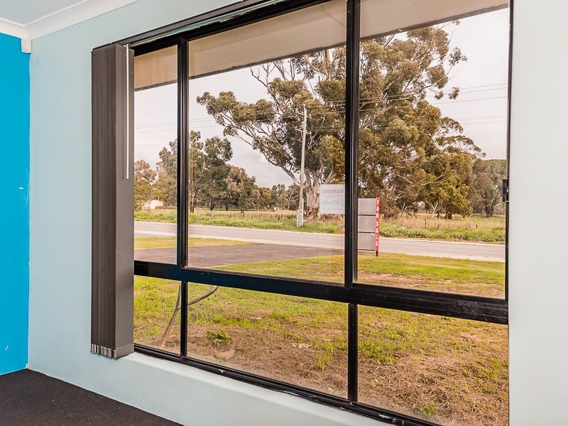 33 Ninth Road, Brookdale WA 6112