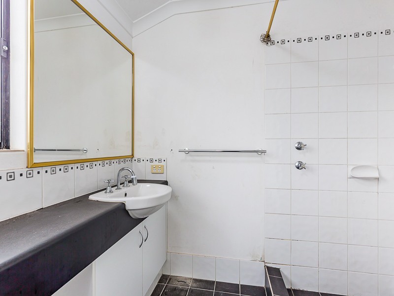 33 Ninth Road, Brookdale WA 6112