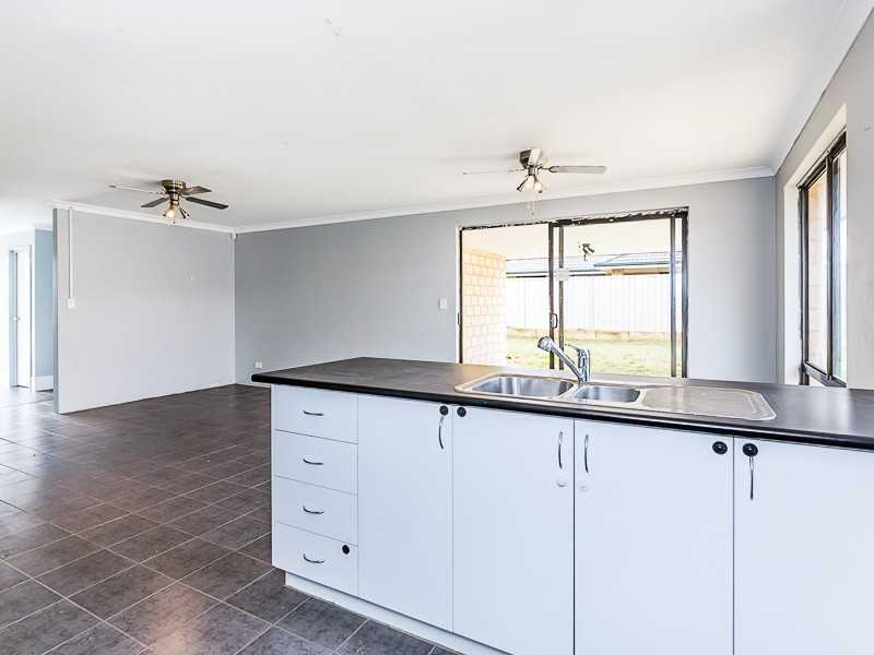 33 Ninth Road, Brookdale WA 6112