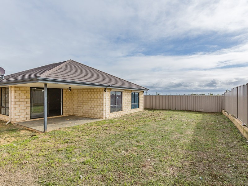 33 Ninth Road, Brookdale WA 6112