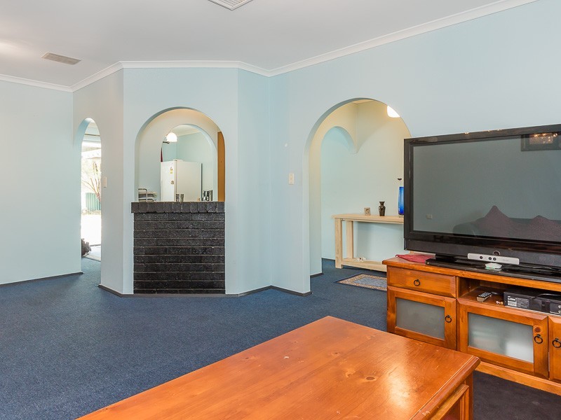 42 Willowmead Way, Kelmscott WA 6111