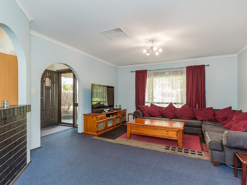 42 Willowmead Way, Kelmscott WA 6111