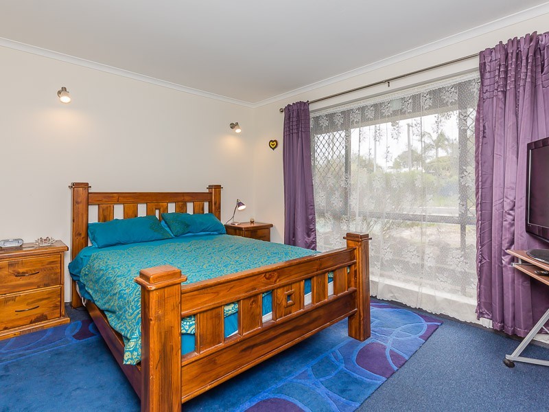 42 Willowmead Way, Kelmscott WA 6111