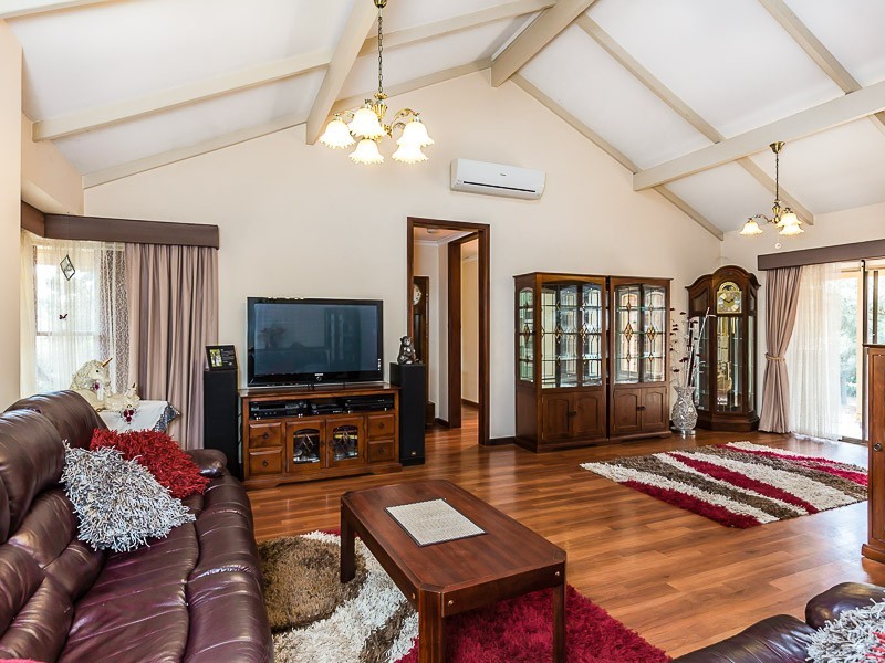 15 Wallangarra Drive N, Bedfordale WA 6112