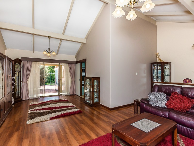 15 Wallangarra Drive N, Bedfordale WA 6112