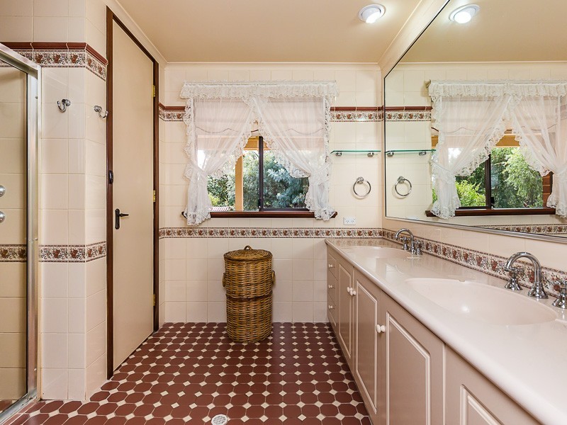 15 Wallangarra Drive N, Bedfordale WA 6112