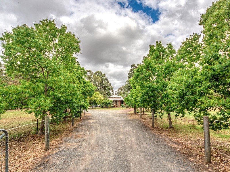 27 Tiara Court, Darling Downs WA 6122