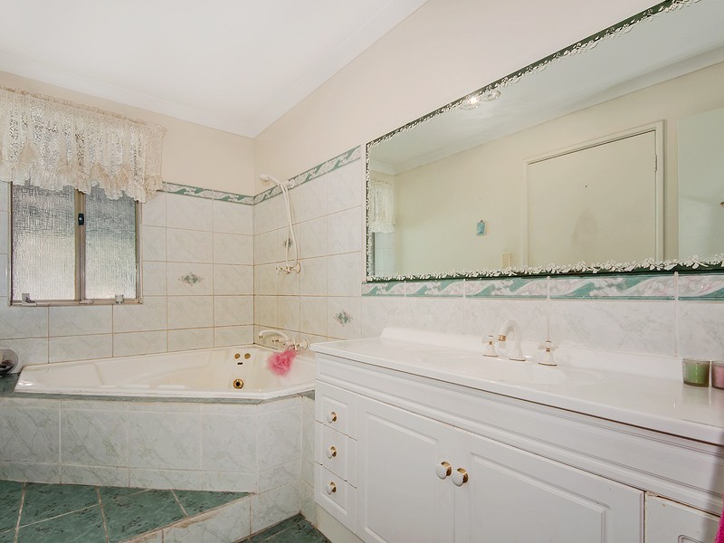 27 Tiara Court, Darling Downs WA 6122