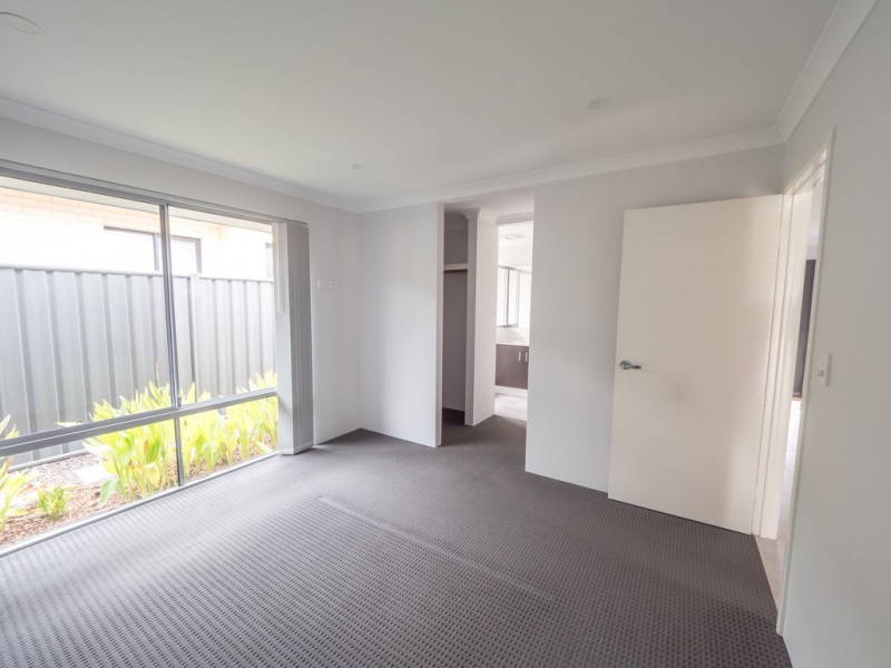 8 Yarloop, Piara Waters WA 6112