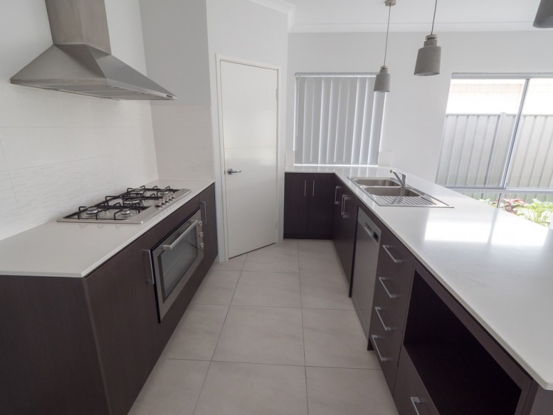 8 Yarloop, Piara Waters WA 6112