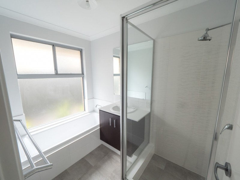 8 Yarloop, Piara Waters WA 6112