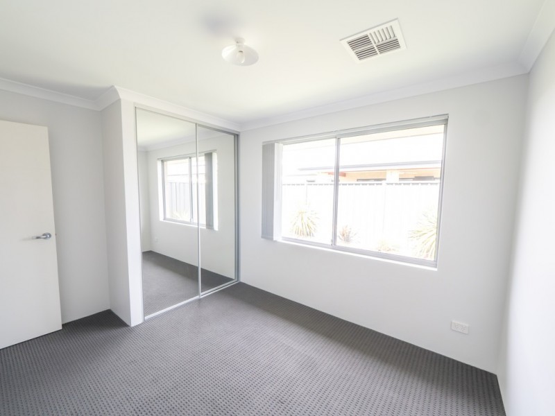 8 Yarloop, Piara Waters WA 6112