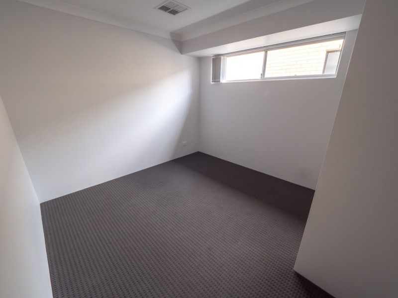 8 Yarloop, Piara Waters WA 6112