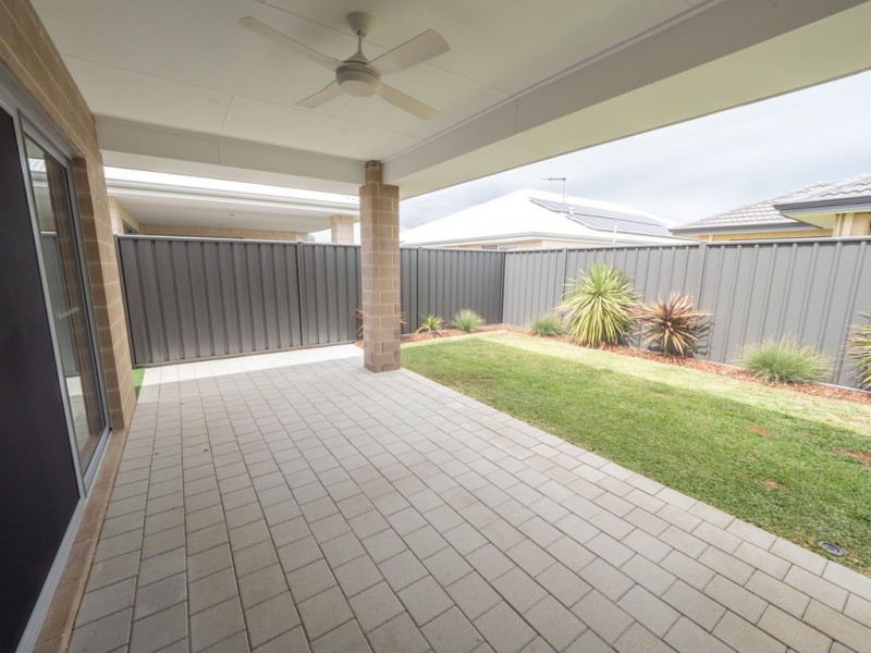 8 Yarloop, Piara Waters WA 6112