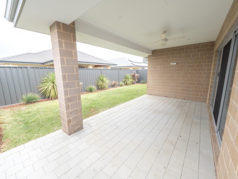 8 Yarloop, Piara Waters WA 6112