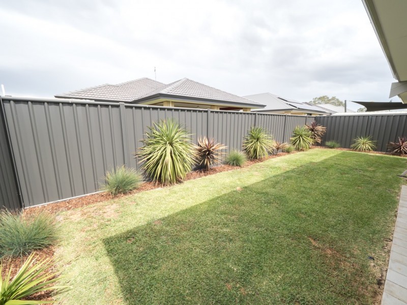 8 Yarloop, Piara Waters WA 6112