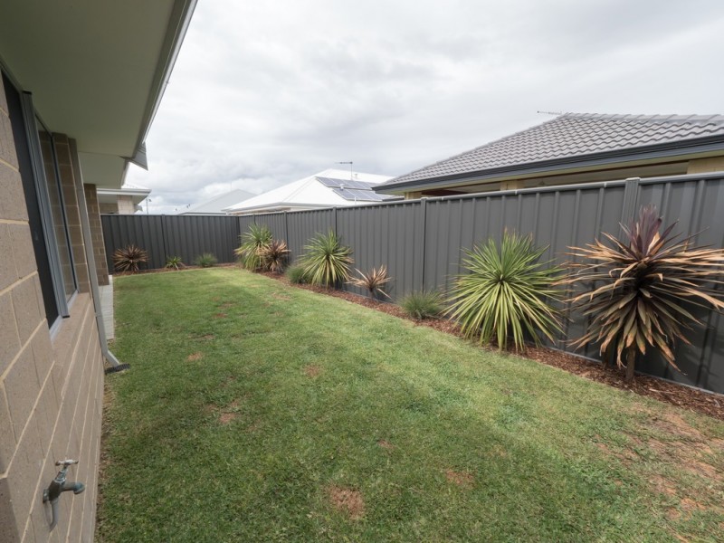 8 Yarloop, Piara Waters WA 6112