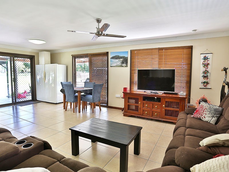 9 Fairmount Street, Elimbah QLD 4516