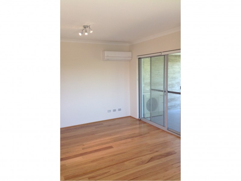 2/4 Hendra Street, Cloverdale WA 6105