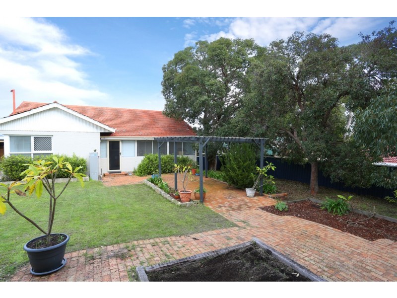 4 Shelshaw Street, Melville WA 6156