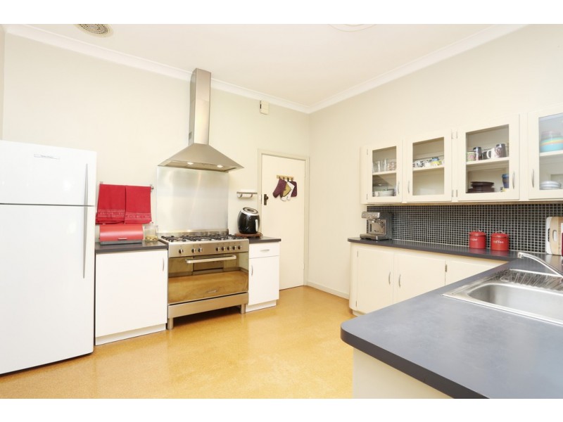 9 Victoria Street, St James WA 6102