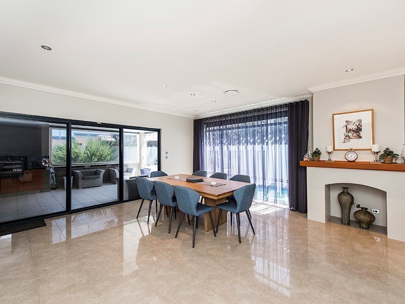 4 Hogg Avenue, Salter Point WA 6152