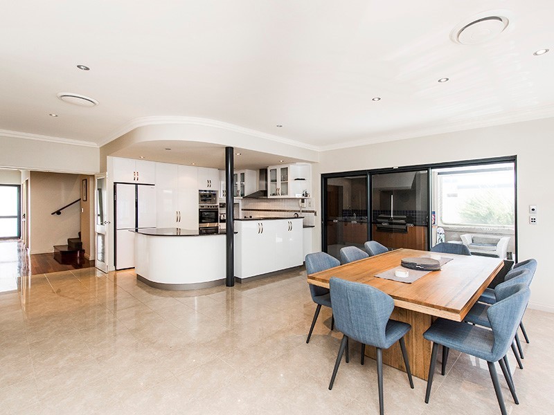 4 Hogg Avenue, Salter Point WA 6152