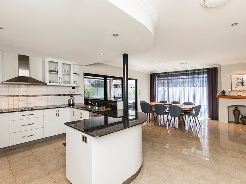 4 Hogg Avenue, Salter Point WA 6152