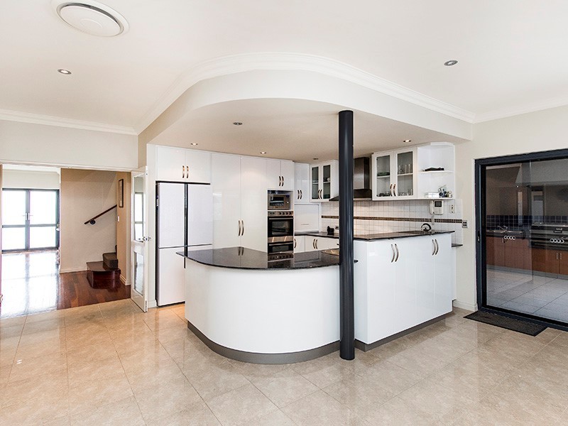 4 Hogg Avenue, Salter Point WA 6152