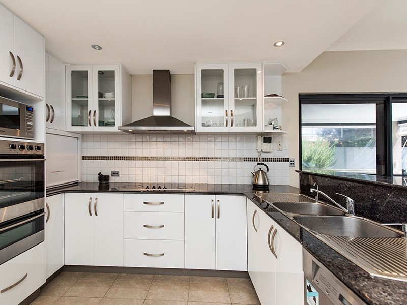 4 Hogg Avenue, Salter Point WA 6152