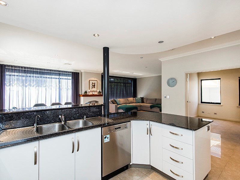 4 Hogg Avenue, Salter Point WA 6152