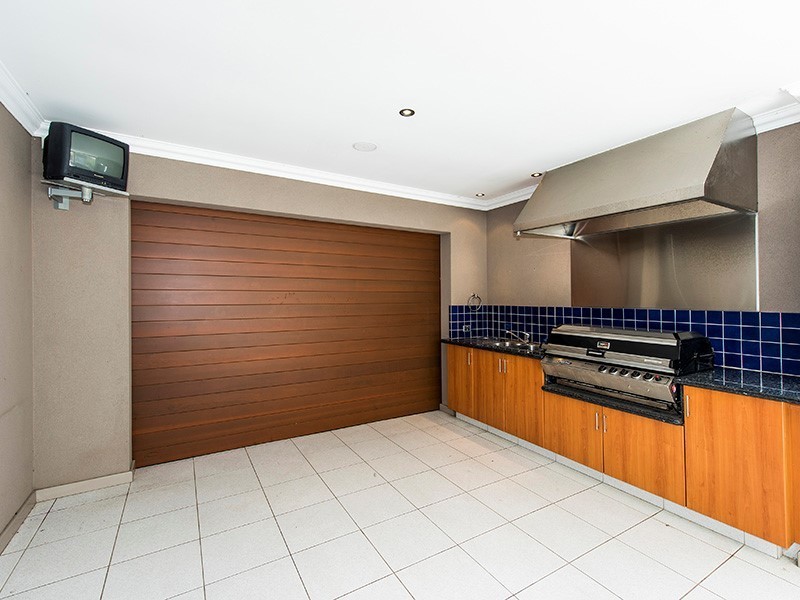 4 Hogg Avenue, Salter Point WA 6152