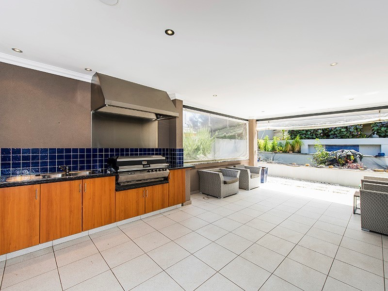 4 Hogg Avenue, Salter Point WA 6152