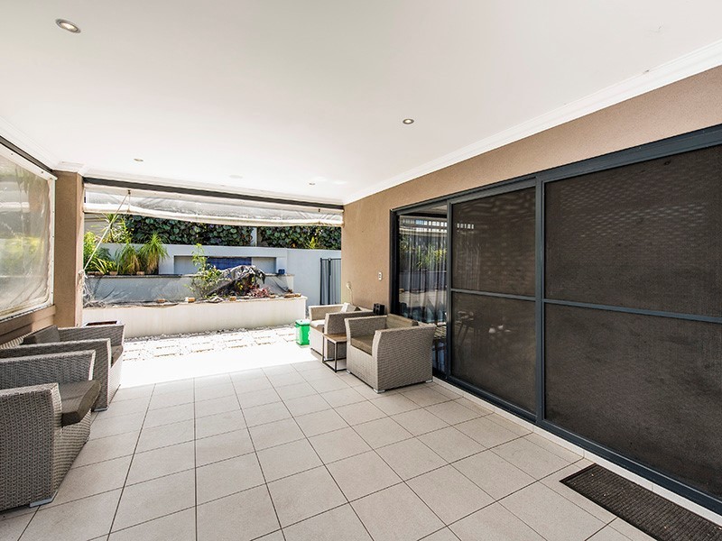 4 Hogg Avenue, Salter Point WA 6152