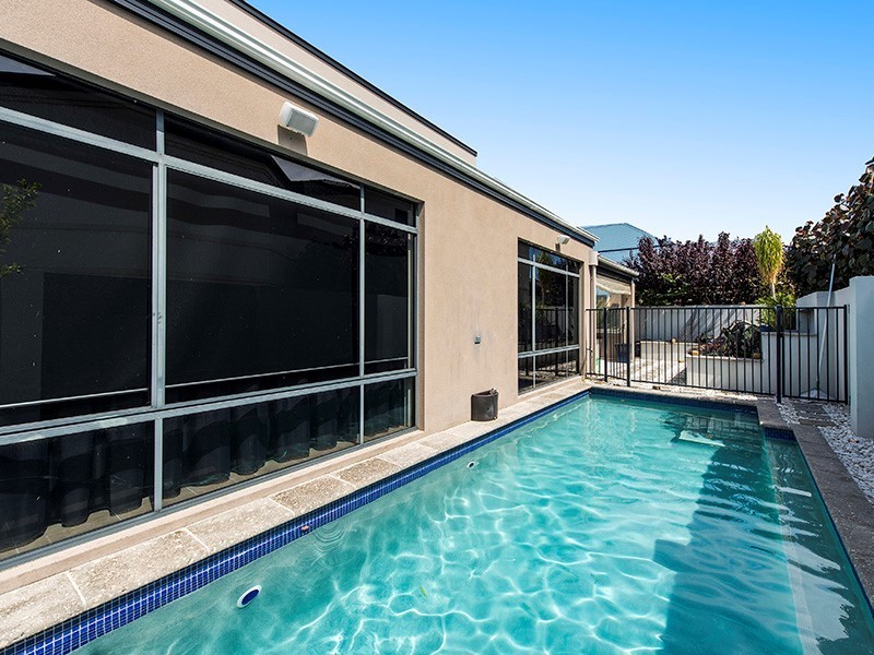 4 Hogg Avenue, Salter Point WA 6152