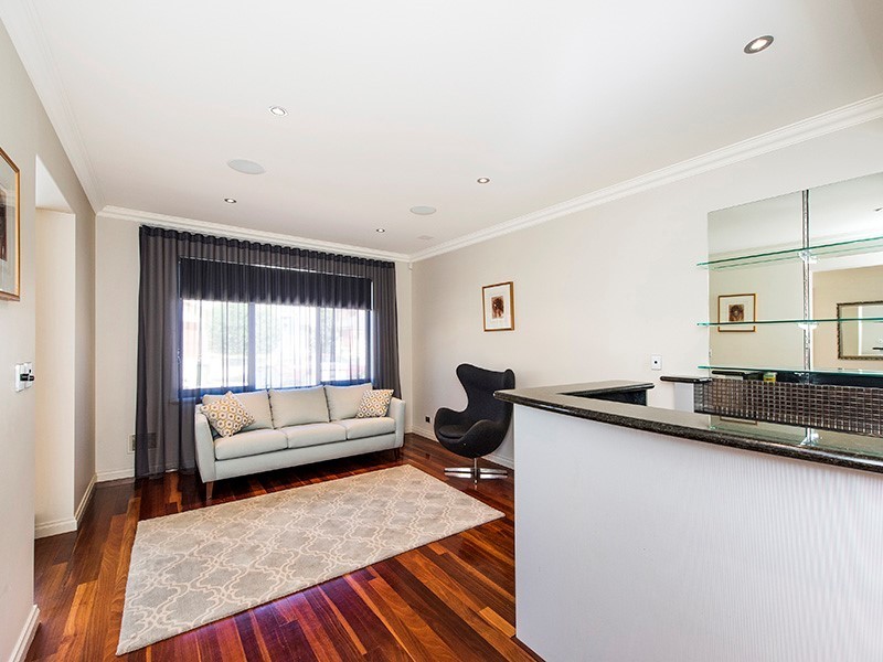 4 Hogg Avenue, Salter Point WA 6152