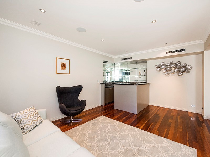 4 Hogg Avenue, Salter Point WA 6152