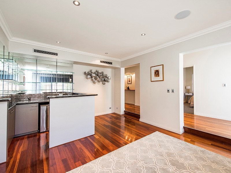 4 Hogg Avenue, Salter Point WA 6152