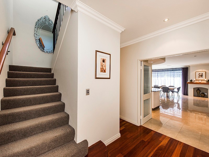 4 Hogg Avenue, Salter Point WA 6152