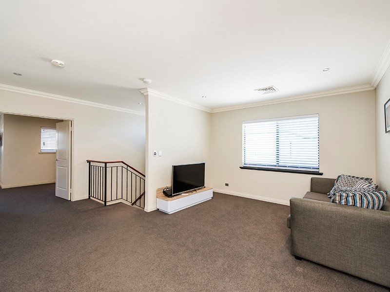 4 Hogg Avenue, Salter Point WA 6152