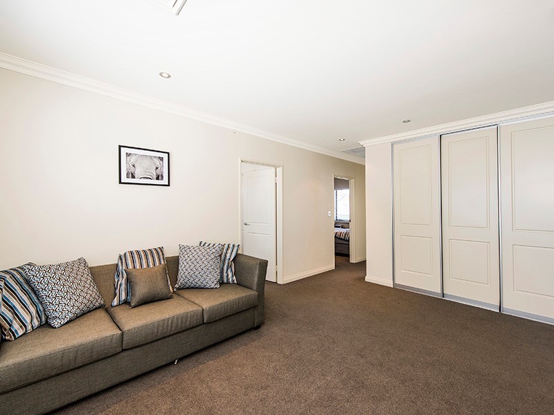 4 Hogg Avenue, Salter Point WA 6152