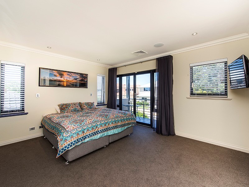 4 Hogg Avenue, Salter Point WA 6152