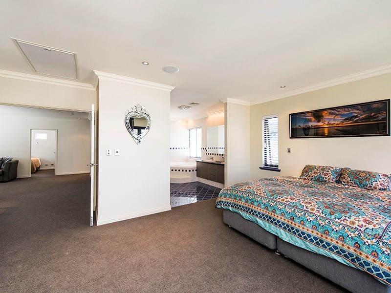 4 Hogg Avenue, Salter Point WA 6152