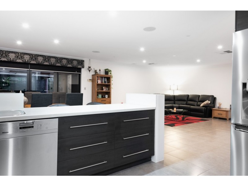 15 Halcyon Way, Atwell WA 6164