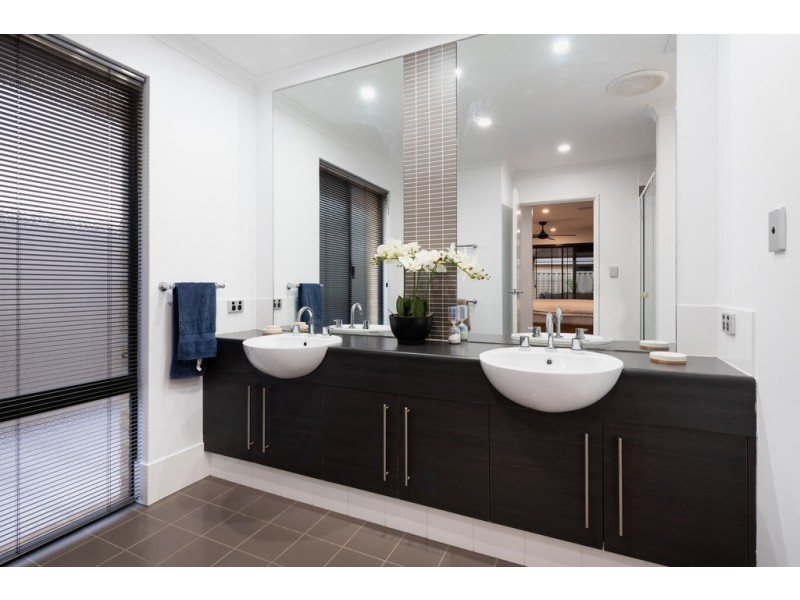 15 Halcyon Way, Atwell WA 6164